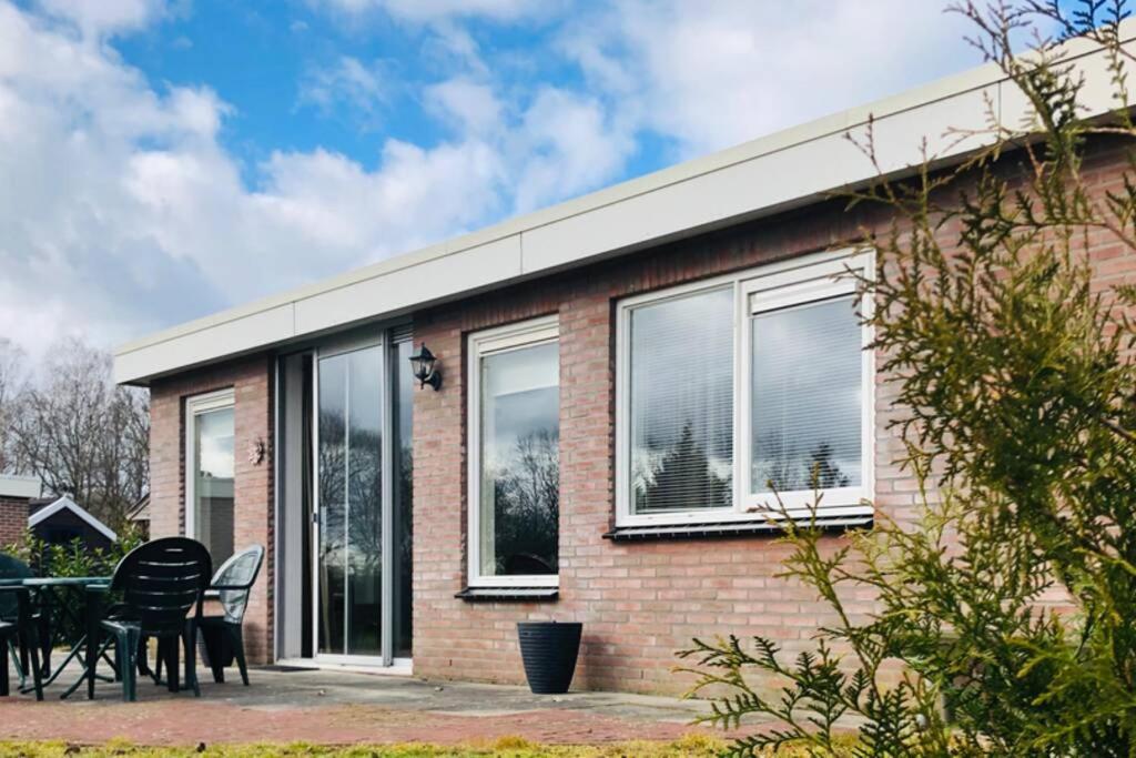 Vakantiebungalow in bosrijke omgeving Luttenberg Villa Buitenkant foto